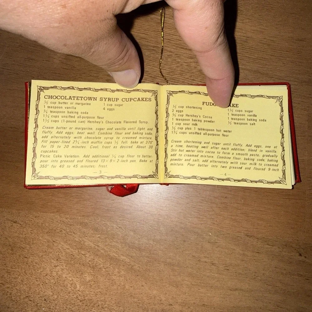 Vtg 1980 Hershey's Chocolate Memories Miniature Cook Book Ornament 1895 Recipes